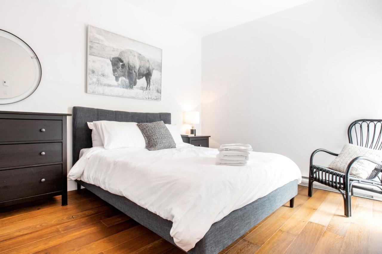 Sleek Condo In The Heart Of Little Italy By Den Stays Montreal Habitación foto