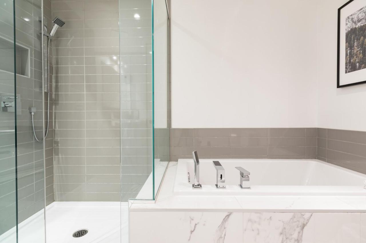 Sleek Condo In The Heart Of Little Italy By Den Stays Montreal Habitación foto