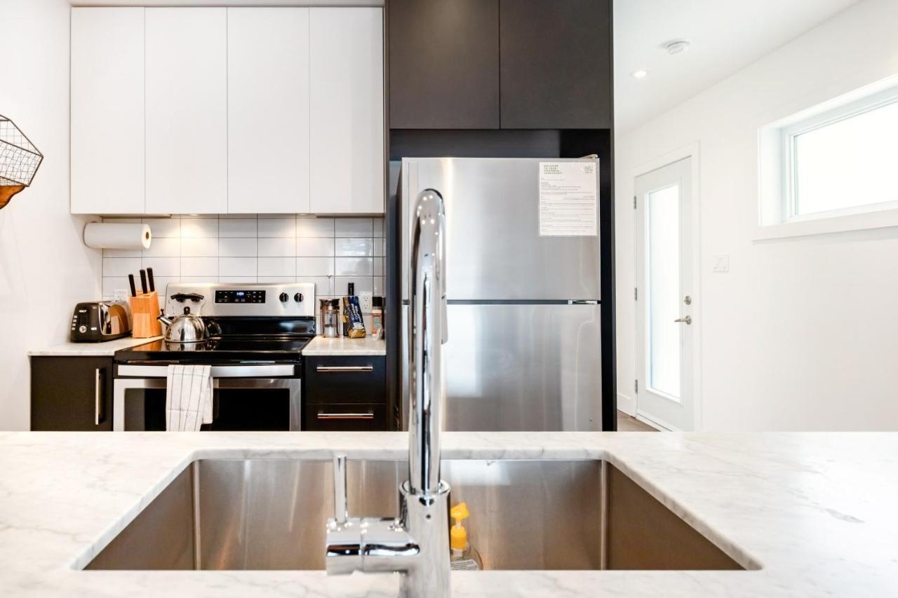 Sleek Condo In The Heart Of Little Italy By Den Stays Montreal Habitación foto