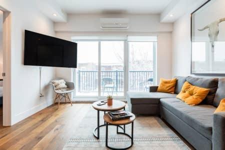 Sleek Condo In The Heart Of Little Italy By Den Stays Montreal Habitación foto