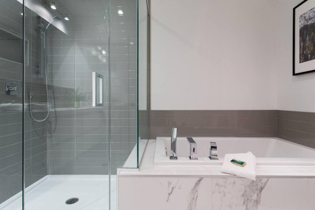 Sleek Condo In The Heart Of Little Italy By Den Stays Montreal Exterior foto